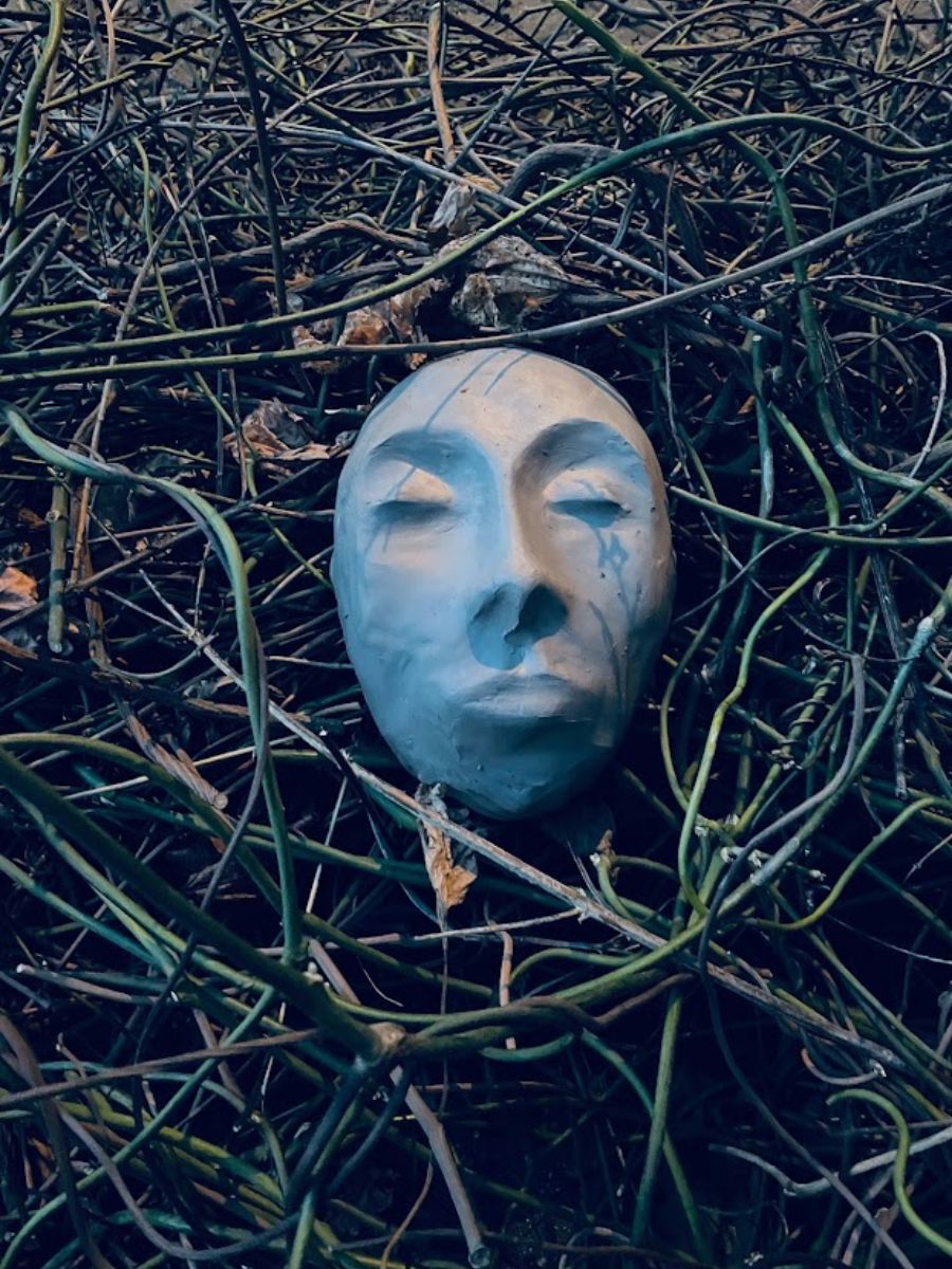 arteskupina dostni se hlíny dotkni se sebe společné prožitkové tvoření naživo s prvky arteterapie s Radkou Rubešovou maska v trávě