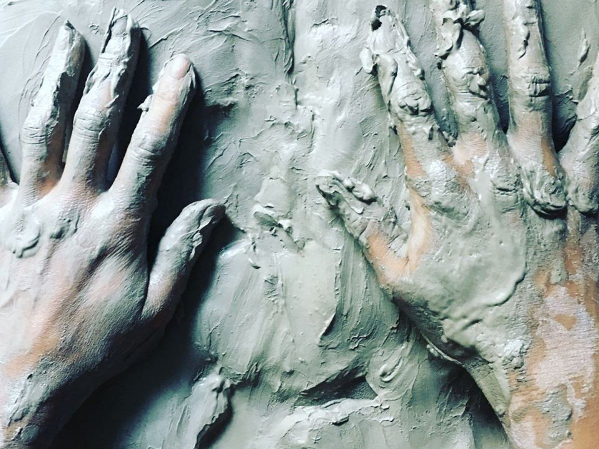 arteskupina dostni se hlíny dotkni se sebe společné prožitkové tvoření naživo s prvky arteterapie s Radkou Rubešovou ruce v hlíně