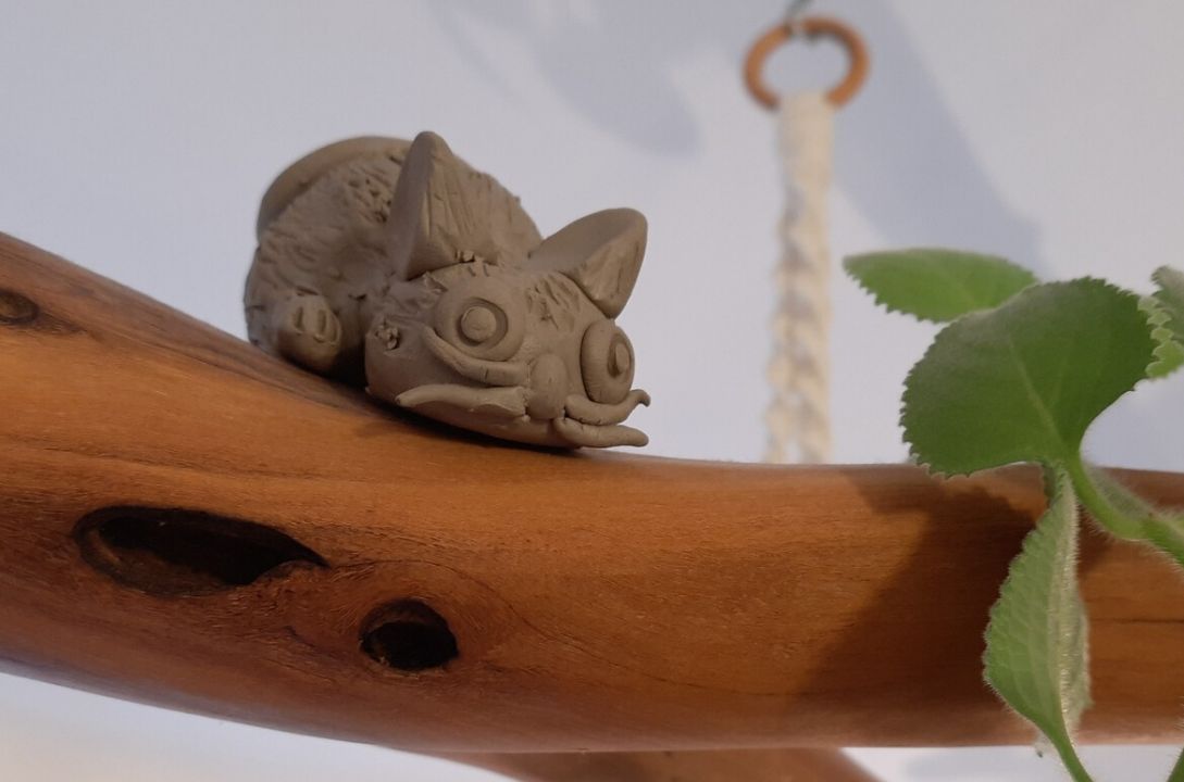 Kočka z keramiky vytvořené v rámci oblíbeného online kurzu prožitkového tvoření s keramickou hlínou pro děti od 2 do 8 let lektorky a arteterapeutky Radky Rubešové - Týden s hlínou