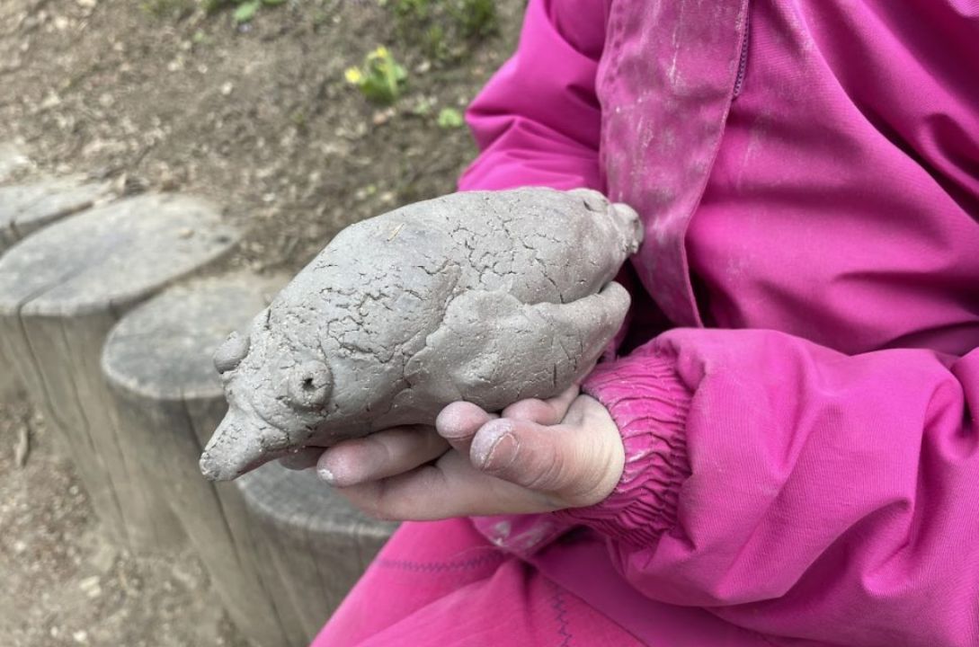 Pták z keramiky vytvořené v rámci oblíbeného online kurzu prožitkového tvoření s keramickou hlínou pro děti od 2 do 8 let lektorky a arteterapeutky Radky Rubešové - Týden s hlínou