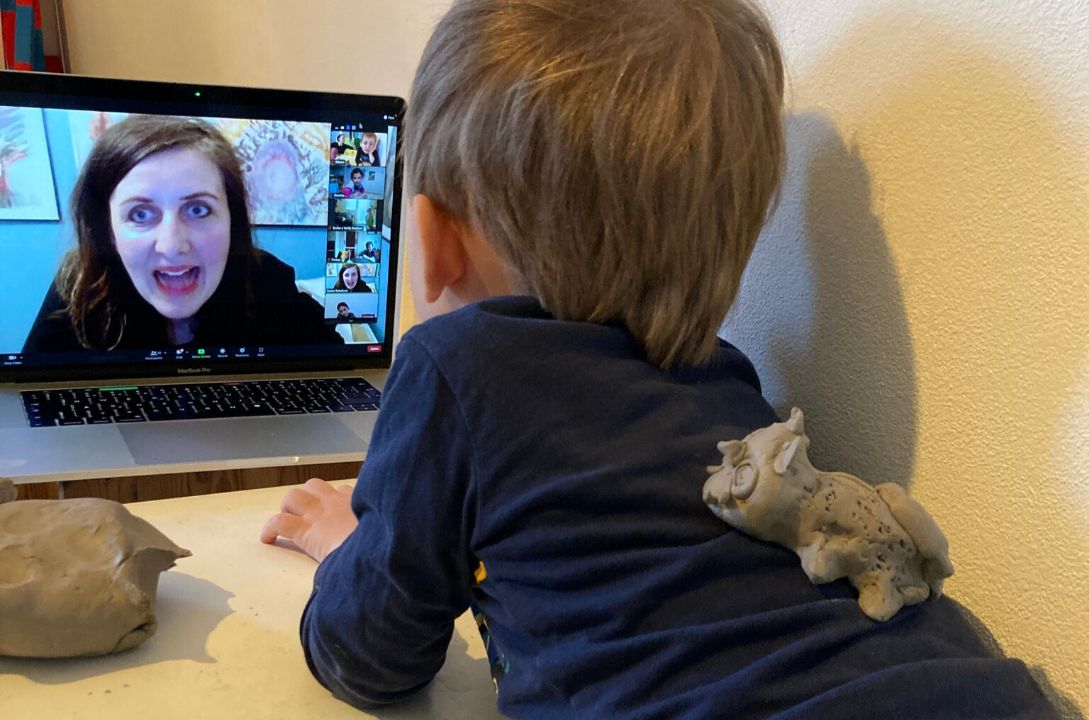 Týden s hlínou je oblíbený online kurz prožitkového tvoření s keramickou hlínou pro děti od 2 do 8 let lektorky a arteterapeutky Radky Rubešové