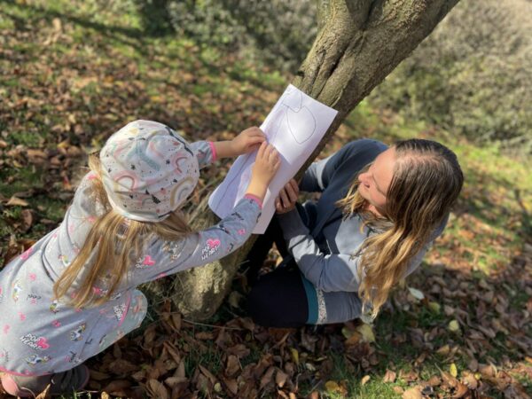 Podzimní tvoření matky a dítěte venku u stromu s padajícím listím na základě PDF Padající listí lektorky a arteterapeutky Radky Rubešové