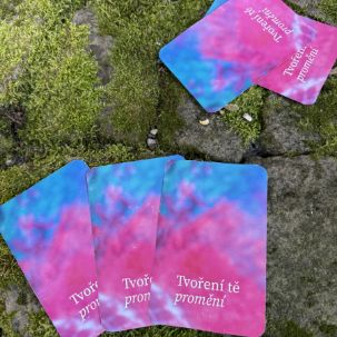 kreativní kart Tvoření tě promění ležící v trávě